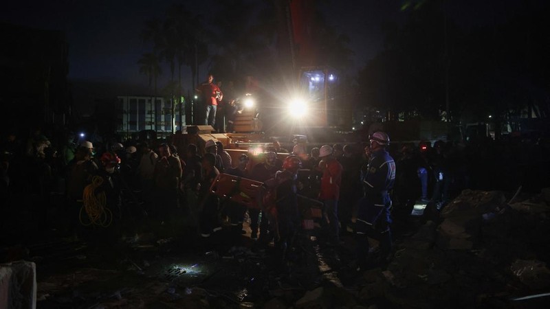Warga sedang membersihkan puing-puing pascagempa bumi di Pereira, Kolombia, Selasa (11/8/2026). (REUTERS/Luisa Gonzalez)