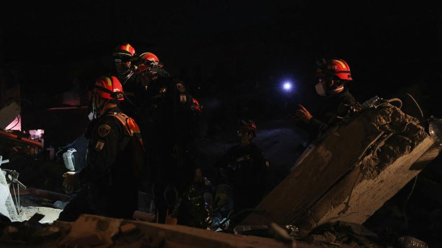 Warga sedang membersihkan puing-puing pascagempa bumi di Pereira, Kolombia, Selasa (11/8/2026). (REUTERS/Luisa Gonzalez)