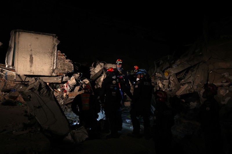 Warga sedang membersihkan puing-puing pascagempa bumi di Pereira, Kolombia, Selasa (11/8/2026). (REUTERS/Luisa Gonzalez)