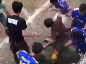 Video Detik-detik Wasit di Bogor Dikeroyok Pemain-Suporter hingga Tersungkur