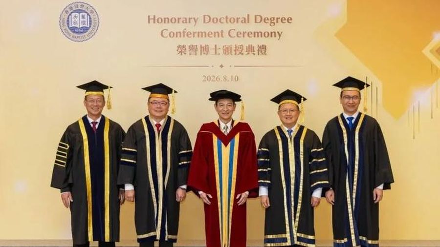 Andy Lau menerima gelar doktor kehormatan dari Hong Kong Baptist University pada 10 Agustus 2026. (Instagram/andylauox)