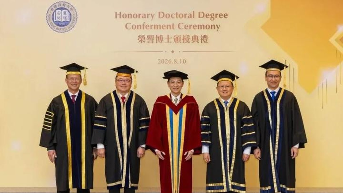 Andy Lau Terima Gelar Doktor Kehormatan di Usia 64 Tahun
