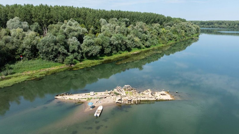 Bangkai kapal tunda Slovenac—yang tenggelam setelah menabrak ranjau pada tahun 1945—di Sungai Sava terlihat saat permukaan air turun akibat cuaca panas berkepanjangan dan kondisi kering, di dekat Sremska Mitrovica, Serbia, 12 Agustus 2026. (REUTERS/Marko Djurica)
