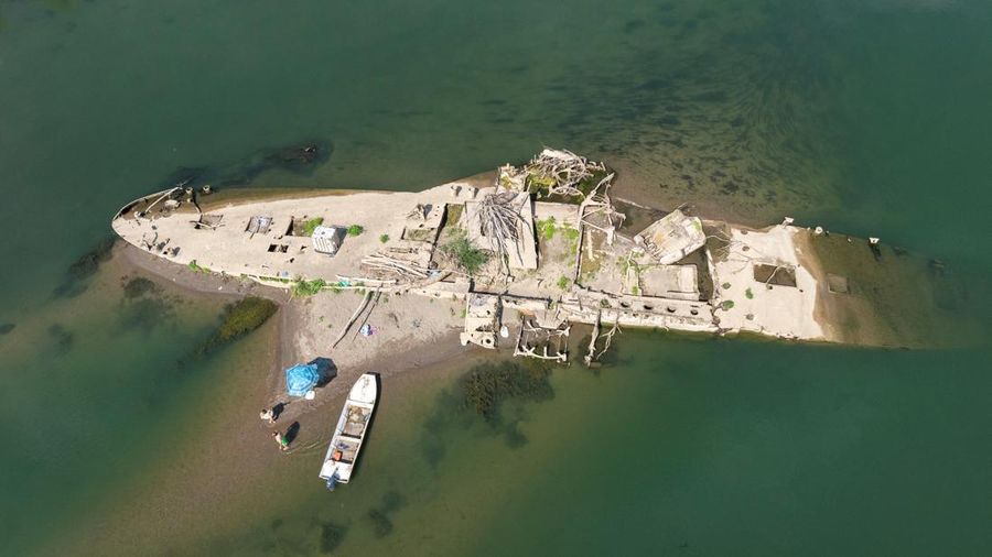 Bangkai kapal tunda Slovenac—yang tenggelam setelah menabrak ranjau pada tahun 1945—di Sungai Sava terlihat saat permukaan air turun akibat cuaca panas berkepanjangan dan kondisi kering, di dekat Sremska Mitrovica, Serbia, 12 Agustus 2026. (REUTERS/Marko Djurica)