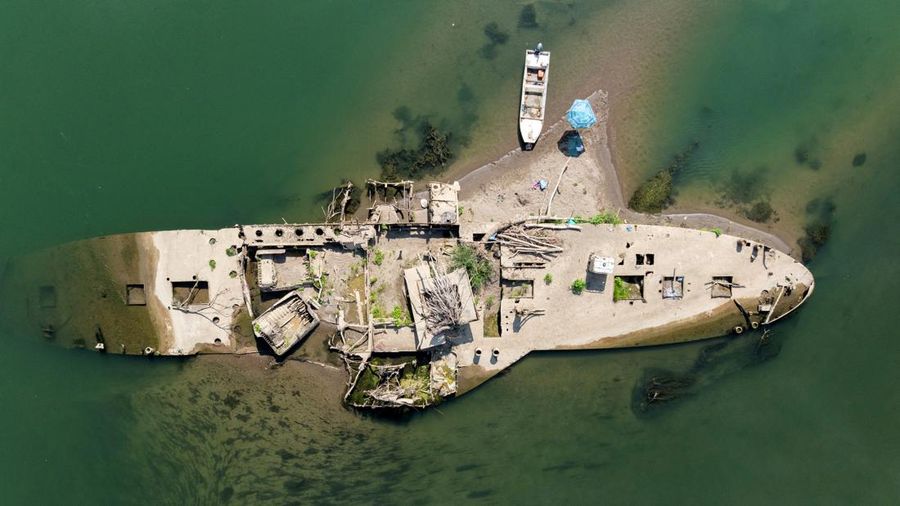 Bangkai kapal tunda Slovenac—yang tenggelam setelah menabrak ranjau pada tahun 1945—di Sungai Sava terlihat saat permukaan air turun akibat cuaca panas berkepanjangan dan kondisi kering, di dekat Sremska Mitrovica, Serbia, 12 Agustus 2026. (REUTERS/Marko Djurica)