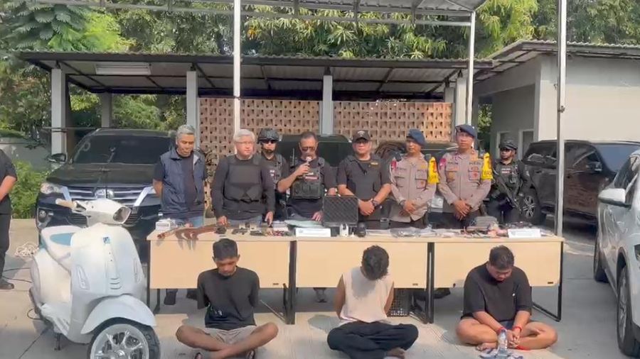 BNN menyita ganja dalam penggerebekan di Kampung Bahari, Jakarta Utara, termasuk senpi hingga mobil mewah, Kamis (13/8/2026). (Dok. Istimewa via Detikcom)