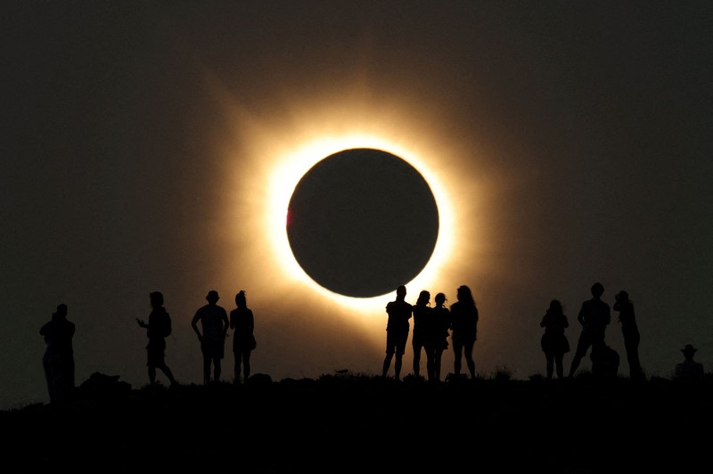Bulan menutupi matahari sepenuhnya saat gerhana matahari total, sebagaimana terlihat dari Observatorium Astrofisika Javalambre di Arcos de las Salinas, dekat Teruel, Spanyol, pada 12 Agustus 2026. (REUTERS/Christian Hartmann)