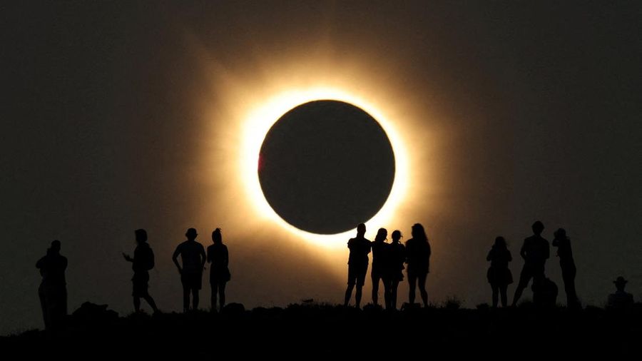 Bulan menutupi matahari sepenuhnya saat gerhana matahari total, sebagaimana terlihat dari Observatorium Astrofisika Javalambre di Arcos de las Salinas, dekat Teruel, Spanyol, pada 12 Agustus 2026. (REUTERS/Christian Hartmann)