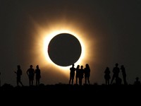 Bulan menutupi matahari sepenuhnya saat gerhana matahari total, sebagaimana terlihat dari Observatorium Astrofisika Javalambre di Arcos de las Salinas, dekat Teruel, Spanyol, pada 12 Agustus 2026. (REUTERS/Christian Hartmann)