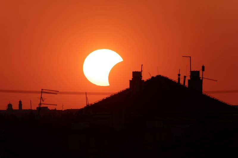 Bulan menutupi matahari sepenuhnya saat gerhana matahari total, sebagaimana terlihat dari Observatorium Astrofisika Javalambre di Arcos de las Salinas, dekat Teruel, Spanyol, pada 12 Agustus 2026. (REUTERS/Christian Hartmann)