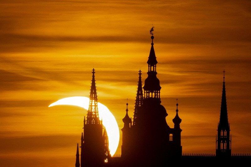 Bulan menutupi matahari sepenuhnya saat gerhana matahari total, sebagaimana terlihat dari Observatorium Astrofisika Javalambre di Arcos de las Salinas, dekat Teruel, Spanyol, pada 12 Agustus 2026. (REUTERS/Christian Hartmann)
