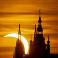 Bulan menutupi sebagian Matahari saat gerhana matahari di atas Kastil Praha, sebagaimana terlihat dari Praha, Republik Ceko, pada 12 Agustus 2026. (REUTERS/Eva Korinkova)