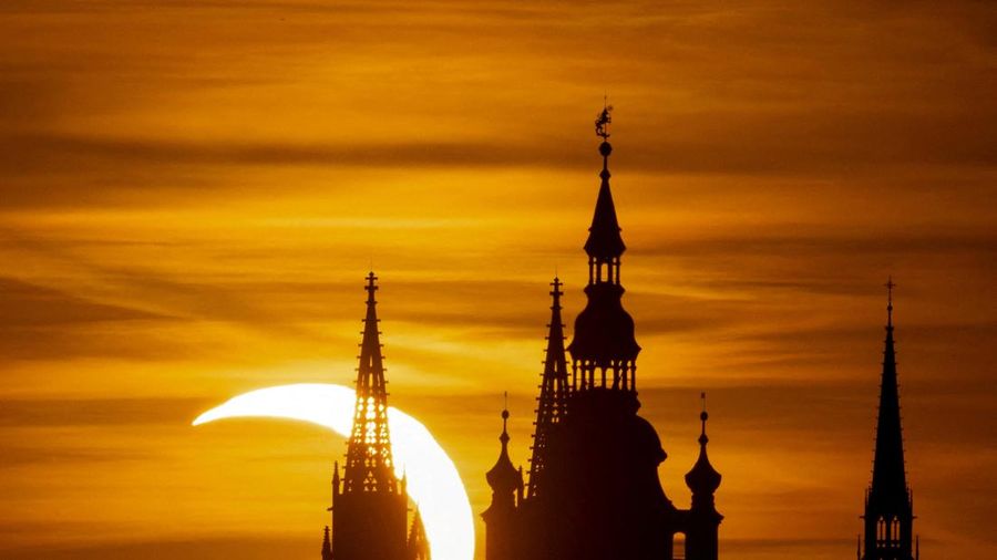 Bulan menutupi sebagian Matahari saat gerhana matahari di atas Kastil Praha, sebagaimana terlihat dari Praha, Republik Ceko, pada 12 Agustus 2026.