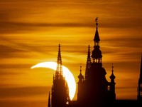 Bulan menutupi sebagian Matahari saat gerhana matahari di atas Kastil Praha, sebagaimana terlihat dari Praha, Republik Ceko, pada 12 Agustus 2026. (REUTERS/Eva Korinkova)