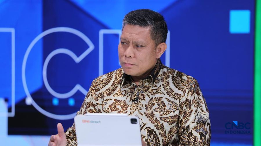 Chief Economist PT Bank Negara Indonesia (Persero) Tbk, Leo Putra Rinaldy menyampaikan pemaparan dalam Power Lunch di Jakarta, Kamis (13/8/2026). (CNBC Indonesia/Tri Susilo)
