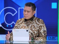 Chief Economist PT Bank Negara Indonesia (Persero) Tbk, Leo Putra Rinaldy menyampaikan pemaparan dalam Power Lunch di Jakarta, Kamis (13/8/2026). (CNBC Indonesia/Tri Susilo)