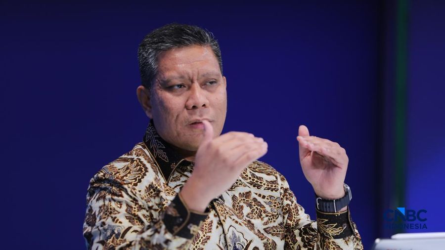 Chief Economist PT Bank Negara Indonesia (Persero) Tbk, Leo Putra Rinaldy menyampaikan pemaparan dalam Power Lunch di Jakarta, Kamis (13/8/2026). (CNBC Indonesia/Tri Susilo)