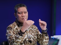 Chief Economist PT Bank Negara Indonesia (Persero) Tbk, Leo Putra Rinaldy menyampaikan pemaparan dalam Power Lunch di Jakarta, Kamis (13/8/2026). (CNBC Indonesia/Tri Susilo)