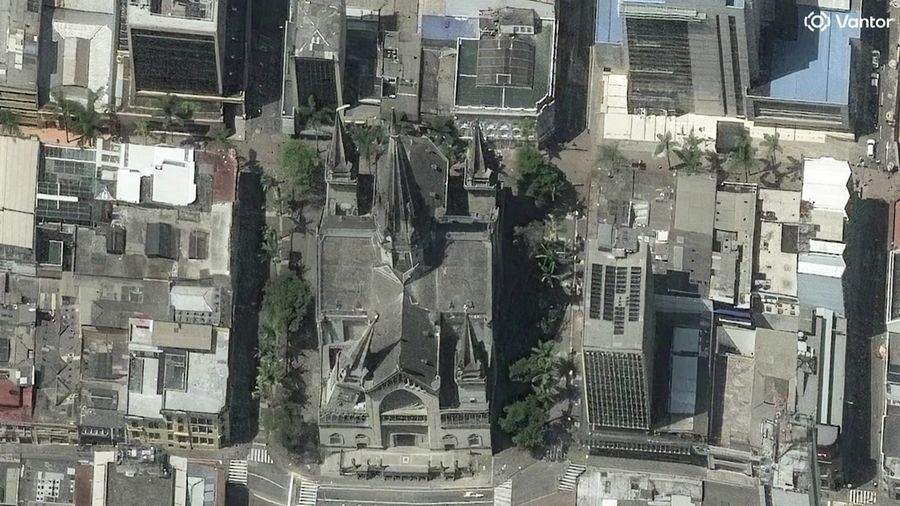 Citra satelit nan memperlihatkan kondisi sebelum dan sesudah kejadian mengungkap besarnya kerusakan di Pereira, Kolombia, setelah gempa bumi berkekuatan magnitudo 7,4 mengguncang wilayah tersebut. (Tangkapan Layar Video Reuters/)