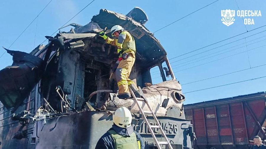 Dampak serangan pesawat nirawak Rusia terhadap sebuah kereta api di wilayah Odesa, Ukraina, Kamis (13/8/2026). (Handout via REUTERS)