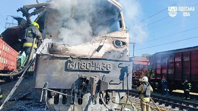 Dampak serangan pesawat nirawak Rusia terhadap sebuah kereta api di wilayah Odesa, Ukraina, Kamis (13/8/2026). (Handout via REUTERS)