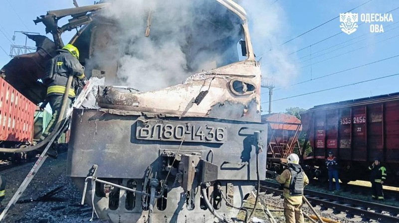 Dampak serangan pesawat nirawak Rusia terhadap sebuah kereta api di wilayah Odesa, Ukraina, Kamis (13/8/2026). (Handout via REUTERS)