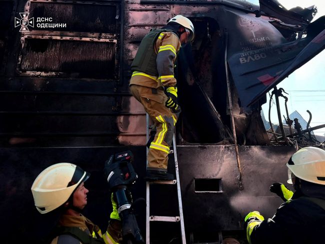 Dampak serangan pesawat nirawak Rusia terhadap sebuah kereta api di wilayah Odesa, Ukraina, Kamis (13/8/2026). (Handout via REUTERS)