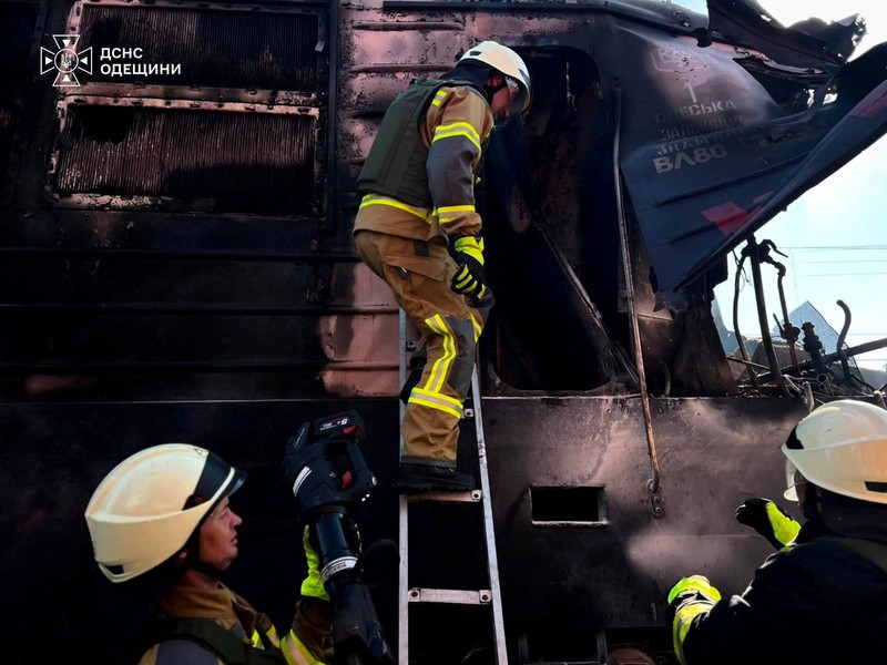 Dampak serangan pesawat nirawak Rusia terhadap sebuah kereta api di wilayah Odesa, Ukraina, Kamis (13/8/2026). (Handout via REUTERS)