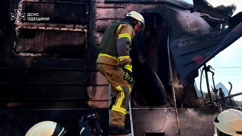 Dampak serangan pesawat nirawak Rusia terhadap sebuah kereta api di wilayah Odesa, Ukraina, Kamis (13/8/2026). (Handout via REUTERS)