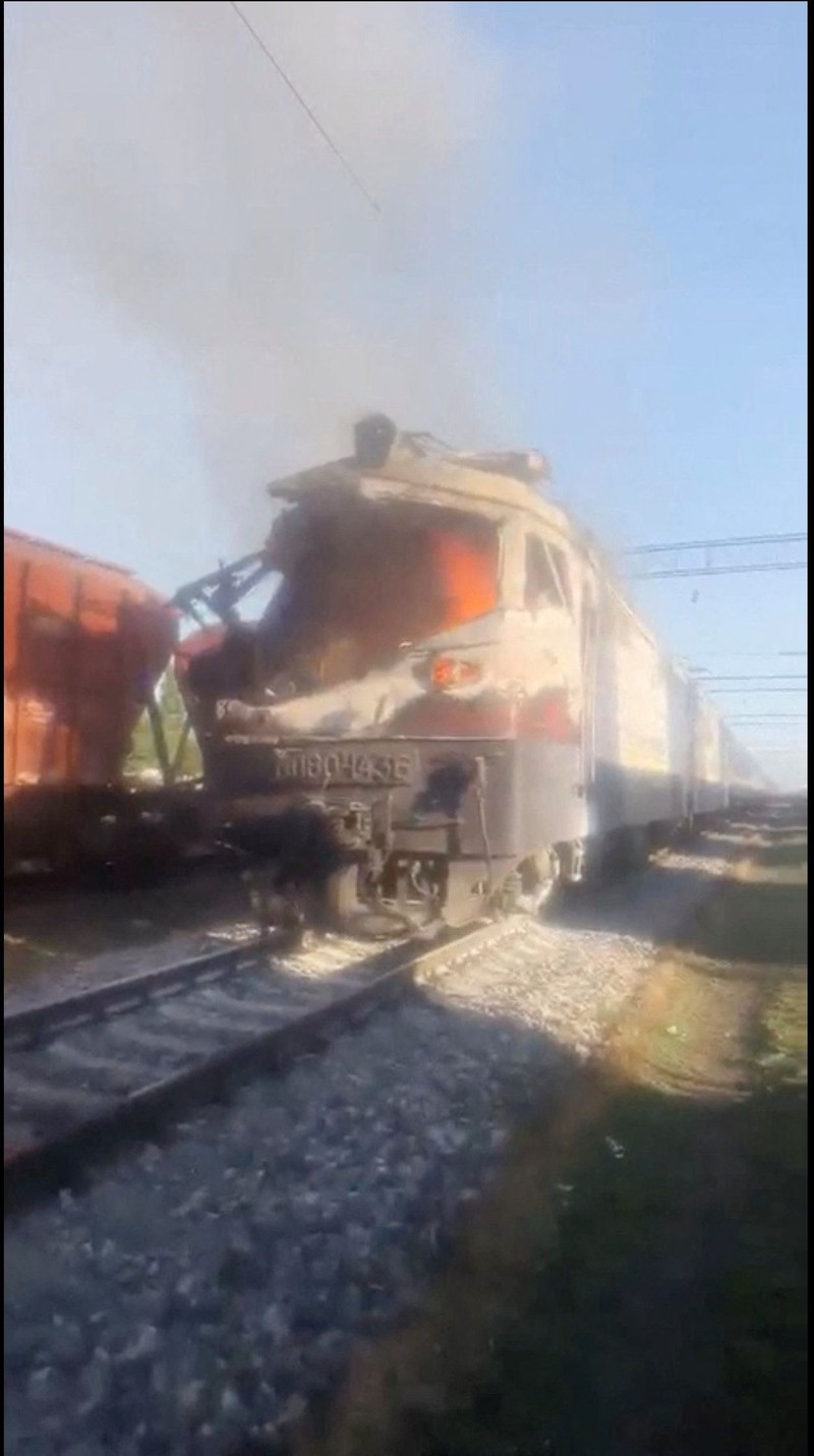 Dampak serangan pesawat nirawak Rusia terhadap sebuah kereta api di wilayah Odesa, Ukraina, Kamis (13/8/2026). (Handout via REUTERS)