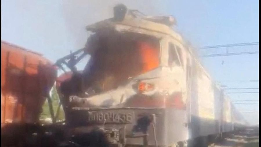 Dampak serangan pesawat nirawak Rusia terhadap sebuah kereta api di wilayah Odesa, Ukraina, Kamis (13/8/2026). (Handout via REUTERS)