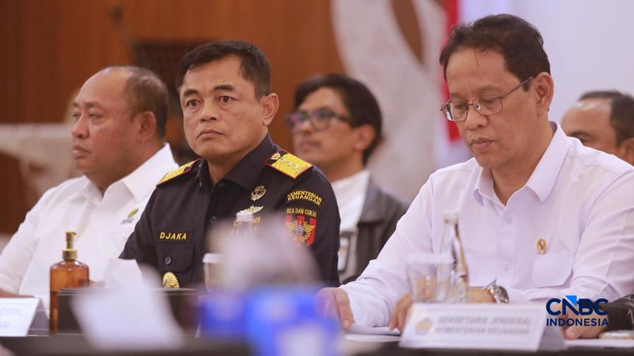 Direktur Jenderal Bea dan Cukai, Djaka Budi Utama saat Konferensi Pers Penindakan Penyelundupan Ekspor Emas KPU Bea dan Cukai Tipe C Soekarno-Hatta, di Aula Gedung B KPU Bea dan Cukai Soekarno Hatta, Tangerang, Banten, Kamis (13/8/2026). (CNBC Indone