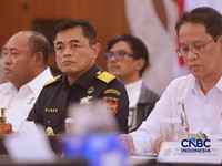 Direktur Jenderal Bea dan Cukai, Djaka Budi Utama saat Konferensi Pers Penindakan Penyelundupan Ekspor Emas KPU Bea dan Cukai Tipe C Soekarno-Hatta, di Aula Gedung B KPU Bea dan Cukai Soekarno Hatta, Tangerang, Banten, Kamis (13/8/2026). (CNBC Indone