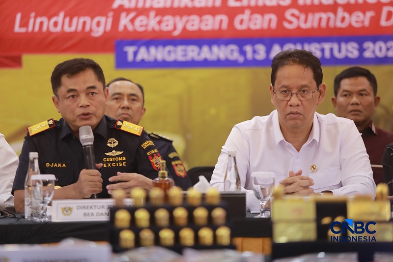 Sejumlah barang bukti berupa emas dan dokumen lainya ditampilkan pada Konferensi Pers Penindakan Penyelundupan Ekspor Emas KPU Bea dan Cukai Tipe C Soekarno-Hatta, di Aula Gedung B KPU Bea dan Cukai Soekarno Hatta, Tangerang, Banten, Kamis (13/8/2026). (CNBC Indonesia/Muhammad Sabki)