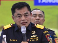 Direktur Jenderal Bea dan Cukai, Djaka Budi Utama saat Konferensi Pers Penindakan Penyelundupan Ekspor Emas KPU Bea dan Cukai Tipe C Soekarno-Hatta, di Aula Gedung B KPU Bea dan Cukai Soekarno Hatta, Tangerang, Banten, Kamis (13/8/2026). (CNBC Indone