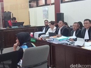 Ketika Doktif Minta Richard Lee Lepas Wig di Sidang