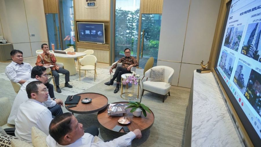 Kepala BP BUMN sekaligus COO Danantara Dony Oskaria bersama manajemen PT Adhi Karya (Persero) Tbk (ADHI) membahas perkembangan dan berbagai keluhan masyarakat terkait LRT City.