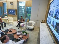 Kepala BP BUMN sekaligus COO Danantara Dony Oskaria bersama manajemen PT Adhi Karya (Persero) Tbk (ADHI) membahas perkembangan dan berbagai keluhan masyarakat terkait LRT City.