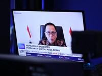 Kepala Eksekutif Pengawas Perbankan OJK, Dian Ediana Rae menyampaikan pemaparan melalui zoom meeting dalam Digital Banking Forum 2026 di Jakarta, Kamis (13/8/2026). (CNBC Indonesia/Tri Susilo)