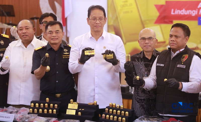 Sejumlah barang bukti berupa emas dan dokumen lainya ditampilkan pada Konferensi Pers Penindakan Penyelundupan Ekspor Emas KPU Bea dan Cukai Tipe C Soekarno-Hatta, di Aula Gedung B KPU Bea dan Cukai Soekarno Hatta, Tangerang, Banten, Kamis (13/8/2026). (CNBC Indonesia/Muhammad Sabki)