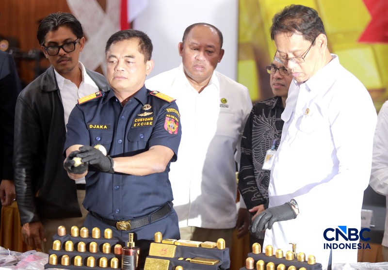 Barang bukti emas hasil penindakan ekspor di Terminal 3 Bandara Soekarno-Hatta diampilkan saat konferensi pers Penindakan Ekspor 22 Kg Emas Batangan di Kantor Pusat Bea Cukai, Jakarta, Selasa (18/8/2026). (CNBC Indonesia/Faisal Rahman)