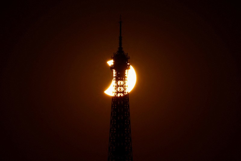 Bulan menutupi matahari sepenuhnya saat gerhana matahari total, sebagaimana terlihat dari Observatorium Astrofisika Javalambre di Arcos de las Salinas, dekat Teruel, Spanyol, pada 12 Agustus 2026. (REUTERS/Christian Hartmann)