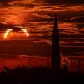 Menara perkantoran Lakhta Centre dan stadion Gazprom Arena terlihat saat gerhana matahari sebagian di Saint Petersburg, Rusia, pada 12 Agustus 2026. (REUTERS/Marina Lystseva)