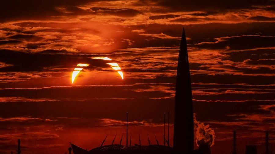 Menara perkantoran Lakhta Centre dan stadion Gazprom Arena terlihat saat gerhana matahari sebagian di Saint Petersburg, Rusia, pada 12 Agustus 2026.