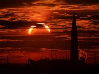 Menara perkantoran Lakhta Centre dan stadion Gazprom Arena terlihat saat gerhana matahari sebagian di Saint Petersburg, Rusia, pada 12 Agustus 2026. (REUTERS/Marina Lystseva)