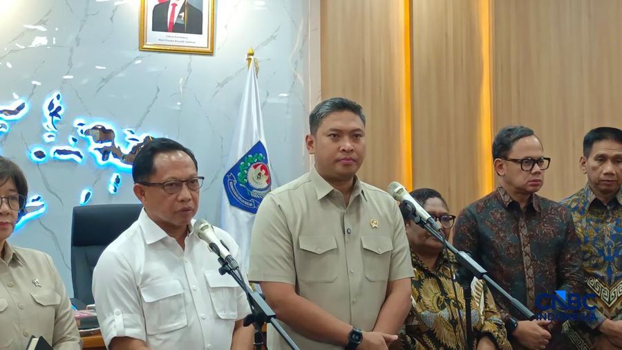 Menteri Dalam Negeri (Mendagri) Tito Karnavian bersama Kepala Badan Gizi Nasional (BGN) Sudaryono, beserta jajarannya saat konferensi pers di kantor Kemendagri, Jakarta, Kamis (13/8/2026). (CNBC Indonesia/Martyasari Rizky)