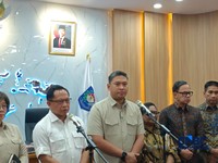 Menteri Dalam Negeri (Mendagri) Tito Karnavian bersama Kepala Badan Gizi Nasional (BGN) Sudaryono, beserta jajarannya saat konferensi pers di kantor Kemendagri, Jakarta, Kamis (13/8/2026). (CNBC Indonesia/Martyasari Rizky)