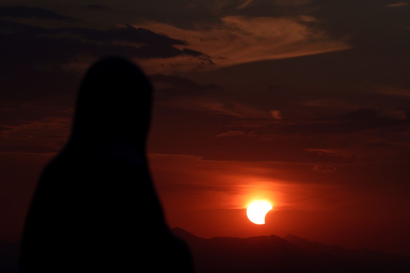 Bulan menutupi matahari sepenuhnya saat gerhana matahari total, sebagaimana terlihat dari Observatorium Astrofisika Javalambre di Arcos de las Salinas, dekat Teruel, Spanyol, pada 12 Agustus 2026. (REUTERS/Christian Hartmann)