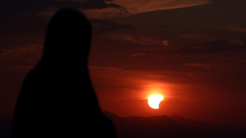 Patung Bunda Maria di Bukit Penampakan di Medjugorje saat gerhana matahari sebagian di Medjugorje, Bosnia dan Herzegovina, 12 Agustus 2026.