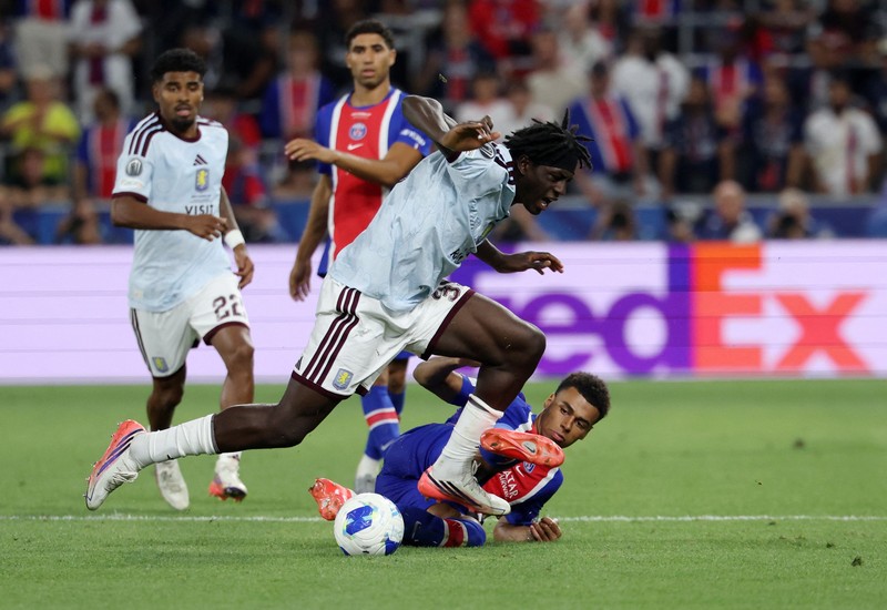 Pemain Paris Saint-Germain Marquinhos mengangkat trofi bersama rekan-rekannya setelah memenangkan Piala Super UEFA di Stadion Salzburg, Salzburg, Austria, 12 Agustus 2026.  (REUTERS/Angelika Warmuth)